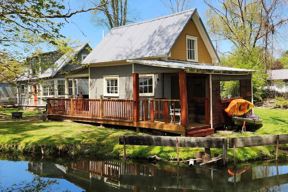 Creek Side Cottage with Lake Views, Lake Access, Dock and Secluded Yard - Jamestown - Gebouw