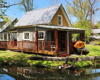 Creek Side Cottage with Lake Views, Lake Access, Dock and Secluded Yard - Jamestown - Gebouw