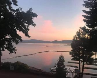 Lake Almanor Escape 6-Steps from the lake! Lower level of cabin - Westwood