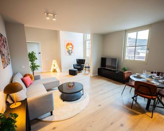 Charming Retreat 3bdr Apartment Pkb - 로테르담 - 거실