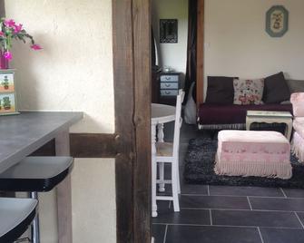 Cosy Chalet - Sleeps 2-3, Peaceful Setting, 5kms To Shops,Linen/Towels Included - Fontenay - Sala de estar