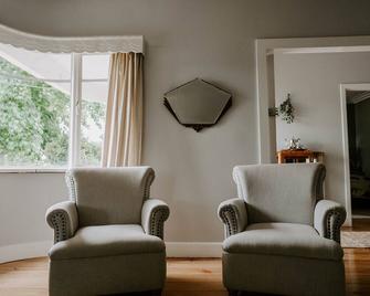 Miss Boulevard - Stylish Art Deco Villa - Shepparton - Living room