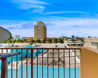 Snowbird-Friendly Condo with WiFi, Central AC, & W/D - Short Walk to the Beach - Miami Beach - Balcony
