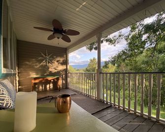 Quiet Mountain View Art House - Up on a hill - Round Top! - Round Top - Balcony