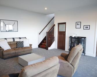 Hidden Gem Whale & Dolphin Spotting Epic Location - Peketa - Living room