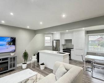 White House Suite - Sleeps 4 - St. Catharines - Living room