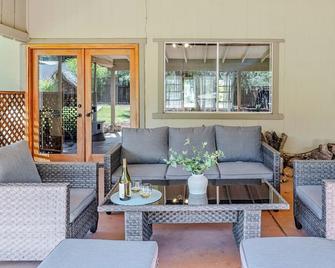 Pool Paradise in Wine Country! - 建伍 - 客廳