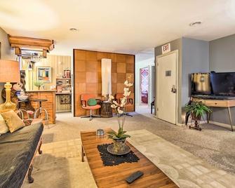 Artsy Getaway about 8 Miles to Downtown Kansas City! - Independence - Living room