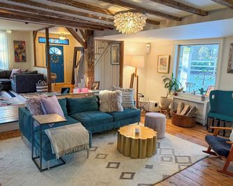 Renovated Charming Rustic Farmhouse, Modern + Stylish Retreat - Flemington - Вітальня