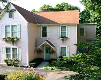 Five Room Suite In Quiet Victorian Neighborhood Walking Distance To Downtown. - Lebanon - Building