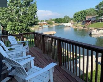 Mama Jen's Newly Built Lake Front Home At Johnson Lake, Nebraska - Elwood
