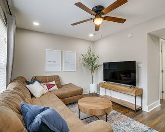 Condo with Pool Walk to University of Mississippi! - Oxford - Living room