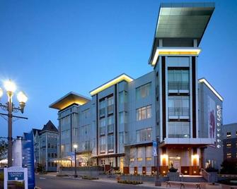 Well Designed Suite w/ Balcony | Relaxing Stay After Busy Day at Pier Village - Long Branch - Edificio