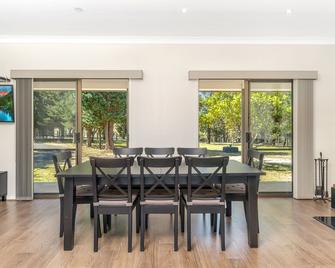 Luxe Rural Family Retreat in Jervis Bay on 5 acres with Private Pool - Tomerong - Comedor