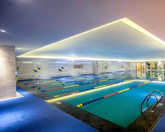 Holiday Inn Baoji Central By IHG - Baoji - Zwembad