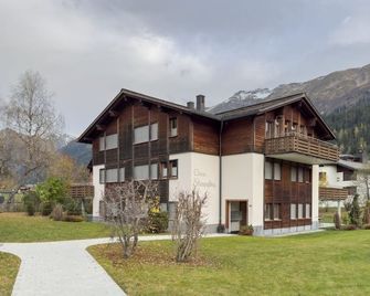Very Quiet Roof Holiday Apartment, Vast Ski Resort Very Close - Klosters-Serneus - Building