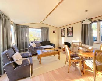 Unique chalet with terrace on the Veluwe - Hulshorst - Living room