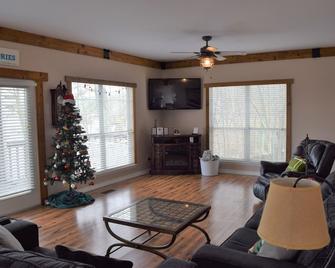 Makin Memories: With Dock/Hot Tub/Cable Internet - Cullman - Living room