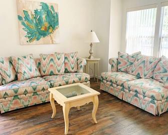 Charming Vacaville Home in Peaceful Neighborhood! - Vacaville - Living room