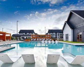 Landing Dry Creek Apartments - Huntsville - Pool