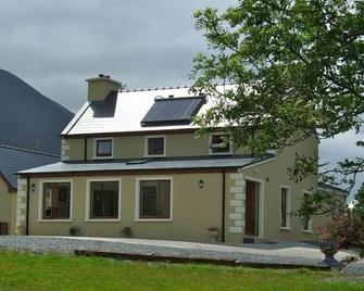Ring of Kerry Holiday Home with Mountain & Sea Views - Caherciveen - Gebouw