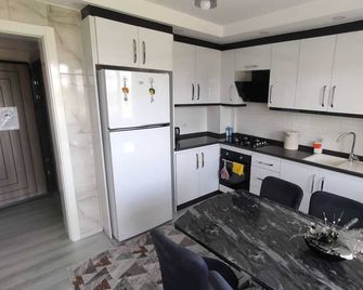 2-bedroom apartment with capacity for 10 people. - Denizli - Kitchen