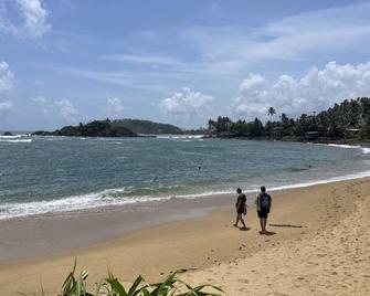 Sea Breeze Hotel - Mirissa - Beach