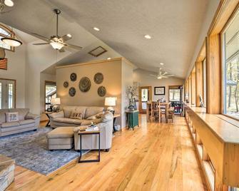 Dogs Welcome Secluded Oakland Gem with Hot Tub - Oakland - Sala de estar