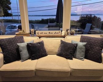 Luxury home with private beach - Blaine