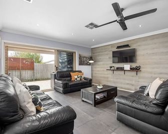 Luxury Coastal Escape - Spacious Group Accommodation - Rye - Obývací pokoj