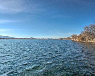 Pasco Condo with Columbia River Views and Hot Tub - Pasco - Living room