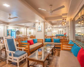 Wow Stayz2 Misty Meadows - Pachmarhi - Restaurant