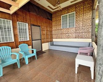 Tranquil Two-Bedroom Beach Front Cottage - Compostela - Patio