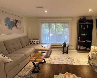 Located in the beautiful village of Shawnigan Lake, - Shawnigan Lake - Living room