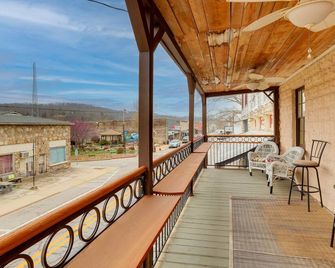 Historic Hardy Home w/ Game Room on Main Street - Hardy - Balkon