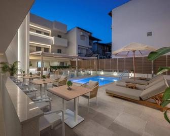 Sandy Seaside Suites - Flogita - Piscina