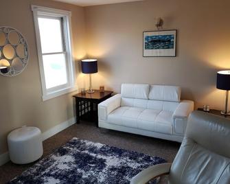 Great 2 story Loft in Winooski only minutes from Burlington - Winooski - Living room