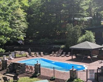 Adirondack Diamond Point Lodge - Lake George - Piscina