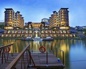 Aston Sentul Lake Resort & Conference Center - בוגור - בניין