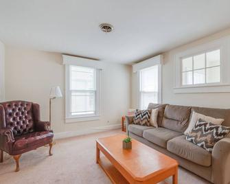 Olde Hampton, right in the center of Hampton Roads 2 - Hampton - Living room