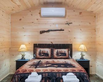 Seneca Hideaway/Rustic Hunter’s cabin/Hot Tub - Geneva