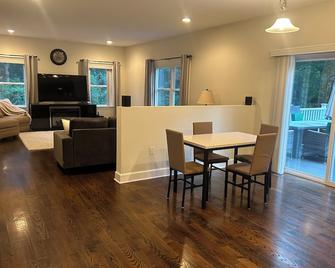 Forest Wonderland Sanctuary-Gourmet Ktchn, Fire pit, Jacuzzi tub - Princeton - Yemek odası