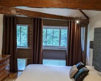 Charming estate just 1h30 from Paris - Flacey - Habitación