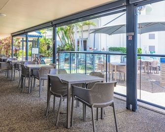 Sweeping Marina Views | Pool + Balcony | Sleeps 4 - Urangan - Ravintola
