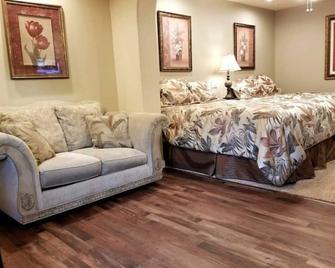 Upscale 4 Bedroom Castro Valley Villa - Castro Valley - Bedroom