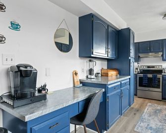 Cozy LeClaire Townhome within walking distance to downtown! - Le Claire - Kitchen