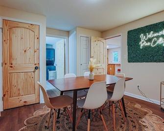 Pine Cottage: Hot Tub and Central to Nelson 151 - Nellysford - Dining room