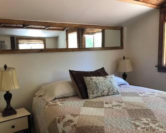 New Listing! Restored Vintage Cabin near Bryce, Grand Staircase. Great views! - Henrieville - Bedroom