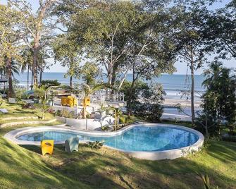 This villa is a 11 bedroom(s), 12 bathrooms, located in Playa Corona, Panama Oeste. - Playa Coronado - Piscina