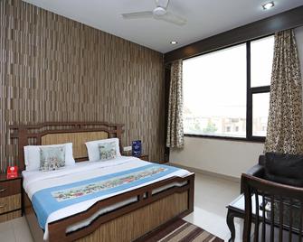 Capital O 1299 Hotel Mukut Regency - Ghāziābād - Habitación